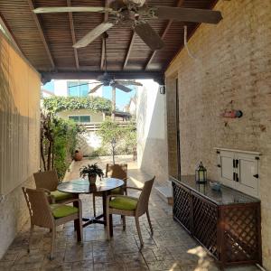 een patio met een tafel en stoelen bij Quiet holiday house near the beach in Menevi