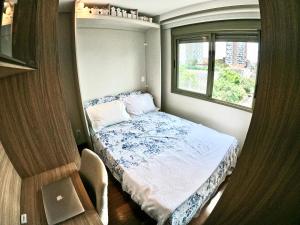 サンパウロにあるAconchegante na Vila Marianaの小さなベッドルーム(ベッド1台、窓付)