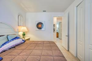 Ένα ή περισσότερα κρεβάτια σε δωμάτιο στο Everglades City Condo with Porch Steps to Water! +16 φωτογραφίες
