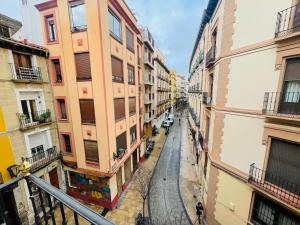 a view of an alley between buildings at Fabuloso en el corazón de la ciudad y con garaje in Zaragoza