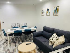 Acogedor apartamento en San Braulio في سرقسطة: غرفة معيشة مع أريكة وطاولة