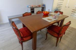 a dining room table with red chairs and a wooden table at BBgreen in Pero