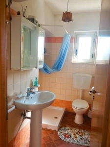 カーポ・ヴァチカーノにあるVilla Maria Teresaのバスルーム(洗面台、トイレ付)