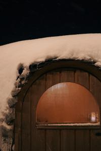 eine Holztür mit Schnee darüber in der Unterkunft Ski Lodge Engelberg in Engelberg