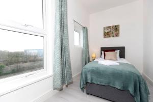 a bedroom with a bed and a window at Urban Chic in Hartlepool