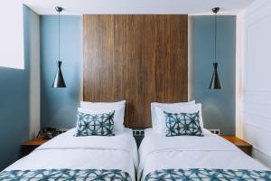 Postel nebo postele na pokoji v ubytování Hotel Twenties Tbilisi - Stay & Dine