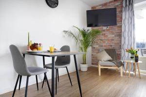 a dining room with a table and chairs at Schöne Apartments in Bad Rothenfelde I private Parkplätze mit Ladesäulen I home2share in Bad Rothenfelde