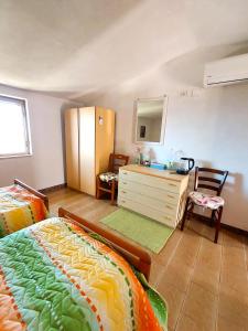 カーポ・ヴァチカーノにあるVilla Maria Teresaのベッドルーム1室(ベッド1台、ドレッサー、鏡付)