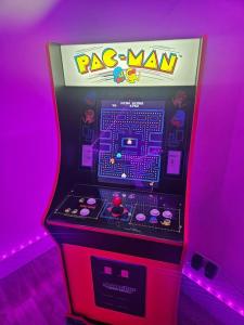 een rc man game machine in een roze kamer bij HollyJess Hoose in Stranraer