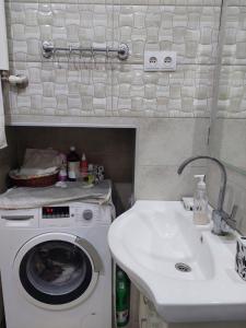 Un baño con lavadora y lavabo. en Dali's Royal Apartment, en Tiflis 43 fotos más