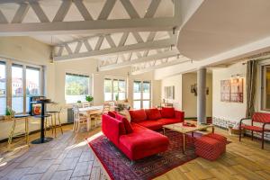 文戈熱沃的住宿－B&B NAUTIC - Jezioro Mamry, Green Velo，客厅配有红色的沙发和桌子