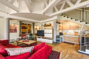 a living room with a red couch and a table at B&B NAUTIC - Jezioro Mamry, Green Velo in Węgorzewo