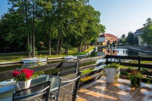 文戈熱沃的住宿－B&B NAUTIC - Jezioro Mamry, Green Velo，运河上长满鲜花和船只的长凳