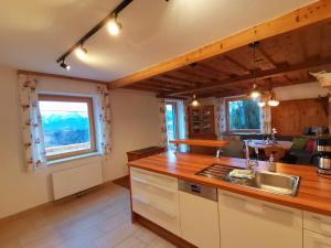 Kuchyň nebo kuchyňský kout v ubytování Chalet Leo