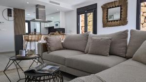 sala de estar con sofá y cocina en PANORAMIC WoW home, en Finestrat