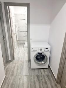 a washer and dryer in a laundry room at Feel Like Home in Piatra Neamţ