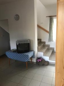 TV a/nebo společenská místnost v ubytování Apartmán Dolánek