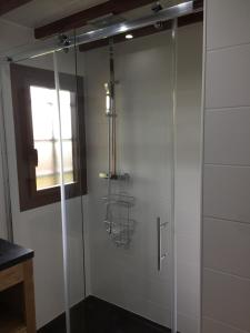 uma porta de duche em vidro numa casa de banho com uma janela em Chalet mitoyen pres des pistes em Bolquère - Pyrénées 2000