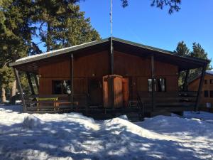 a wooden cabin in the snow in the snow at Chalet dans clairiere in Bolquere Pyrenees 2000