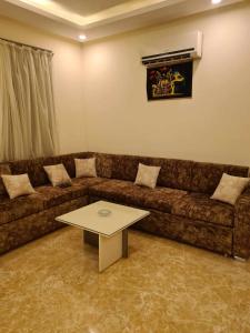 a living room with a couch and a table at شاليه مميز جدا فندق ميراج شاطئ كبير in Hurghada