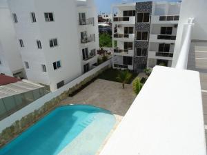 un appartement avec une piscine sur le toit d'un immeuble dans l'établissement Spazioso Attico a 300m dal Mare, à Bayahibe