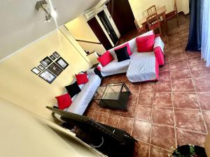 einen Blick über ein Wohnzimmer mit Sofa in der Unterkunft Sol & Mar in El Médano