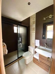 a bathroom with a toilet and a sink and a tub at Departamento en lomas de angelopolis, Isla blanca in Lomas de Angelopolis