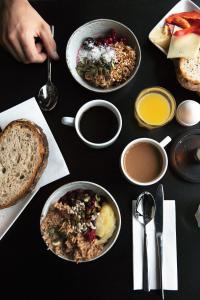 Ski Lodge Engelberg في إنغيلبرغ: طاولة سوداء مع أطباق من الطعام والخبز