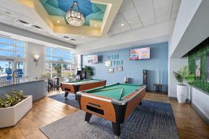 una sala de billar con una mesa de billar y un bar en Luxury 10th Floor 3 BR Condo Direct Oceanfront Wyndham Ocean Walk Resort Daytona Beach | 1011, en Daytona Beach