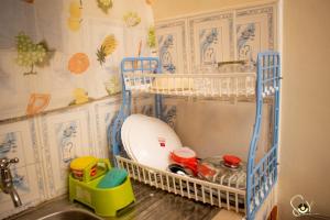 uma cozinha com um lavatório com um carrinho de brinquedo em The Unit em Nyeri