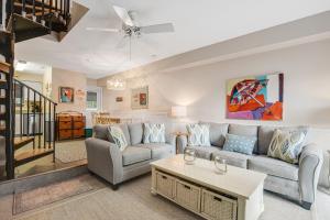 Ruang duduk di Sea Pines Village --- 7 Sea Pines Vill
