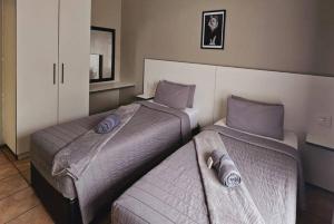 2 łóżka w pokoju hotelowym w obiekcie ZUCH Accommodation At Pafuri Self Catering - Comfort Apartment w mieście Polokwane