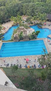 an overhead view of two pools in a resort at Ecologic Ville Resort Apto há 900 mt do centro de Caldas Novas in Caldas Novas
