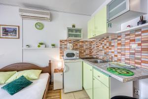 Kuchyňa alebo kuchynka v ubytovaní Studio Apartmani Ivanda