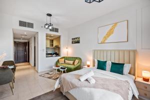 Luxurious Apt Near Jbr في دبي: غرفة نوم مع سرير وغرفة معيشة