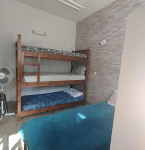 Pokój z 2 łóżkami piętrowymi i niebieskim dywanem w obiekcie Vila do Chaves bed breakfast w São Paulo