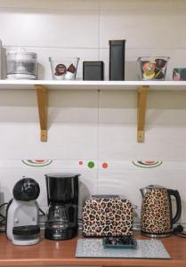 ein Regal über einer Küchentheke mit Töpfen und Pfannen in der Unterkunft ConIDE APARTAMENTO 3 DORMITORIOS in Oviedo