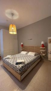 ein Schlafzimmer mit einem großen Bett in einem Zimmer in der Unterkunft Itiseasy Cuglieri 1 e 2 Private Apartments in Cuglieri