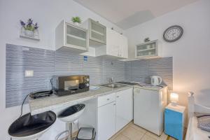 Kuchyňa alebo kuchynka v ubytovaní Studio Apartmani Ivanda