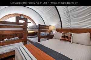 Zion White Bison Glamping & RV Resort客房内的一张或多张床位