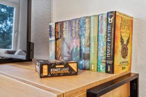 バート・エーンハウゼンにあるWohnLiebe1 - Stilvoll - Klinik & Therme - Top Lageの棚に座る本