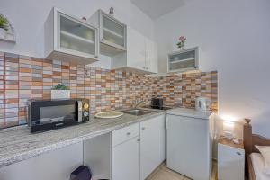 Kuchyňa alebo kuchynka v ubytovaní Studio Apartmani Ivanda