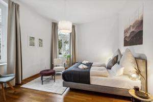 um quarto com uma cama grande e uma cadeira roxa em WohnLiebe, zentral, Kliniken, Bali-Therme em Bad Oeynhausen