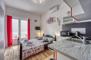 Televízia a/alebo spoločenská miestnosť v ubytovaní Studio Apartmani Ivanda