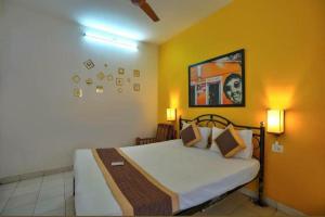 卡蘭古特的住宿－Luxury 3 bhk beach apartment Calangute，一间卧室,卧室内配有一张大床