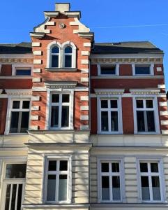 a building with a clock tower on top of it at Stadt-Idyll Schwerin im Zentrum in Schwerin