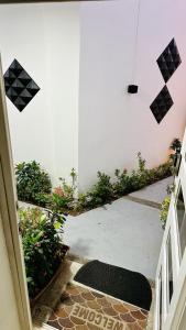 an entrance to a house with a room with flowers at DiHouse Apartment - Habitacion Privada in San Andrés