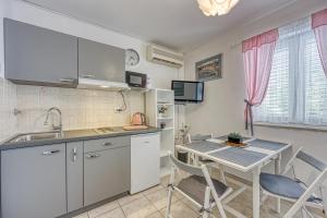 Kuchyňa alebo kuchynka v ubytovaní Studio Apartmani Ivanda