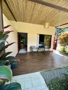 un patio con techo de madera, mesa y sillas en Villa Tucan, en Fortuna