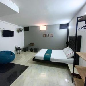 1 dormitorio con cama y escritorio. en Hotel Casa Botero Medellín RNT 152104, en Medellín